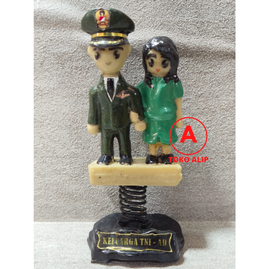 Miniatur Pasangan TNI AD Loreng Ibu Persit (Non) - Pajangan Patung Tni Ad  Ibu Persit