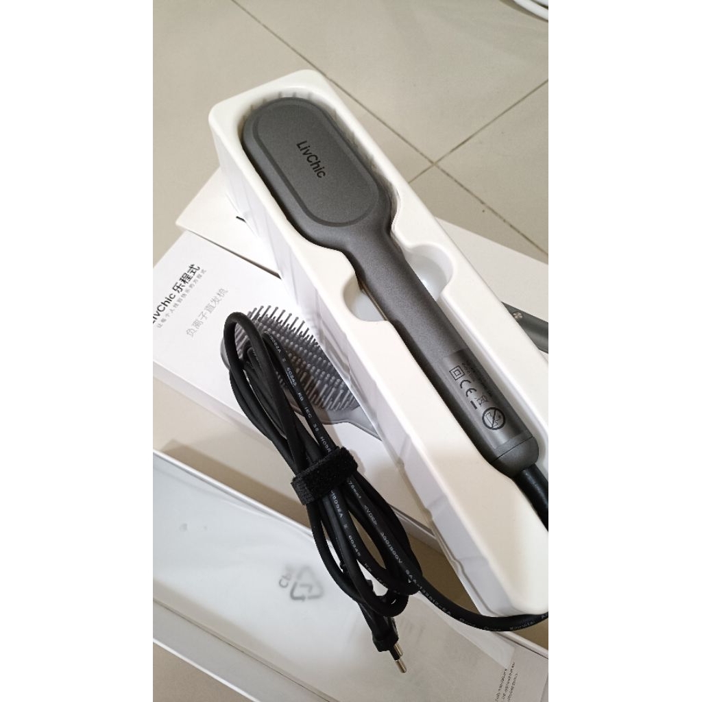 PRELOVED LivChic Catok Sisir Blow Dark Grey