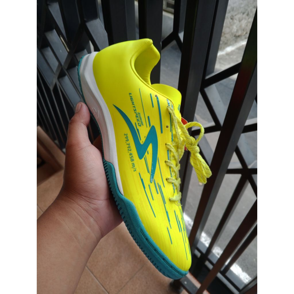 sepatu futsal SPECS lightspeed reborn safety yellow