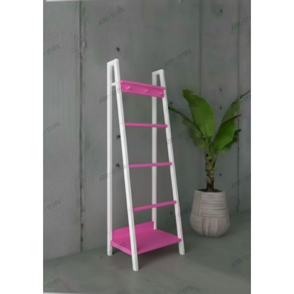 Rak mukenah. Rak sajadah