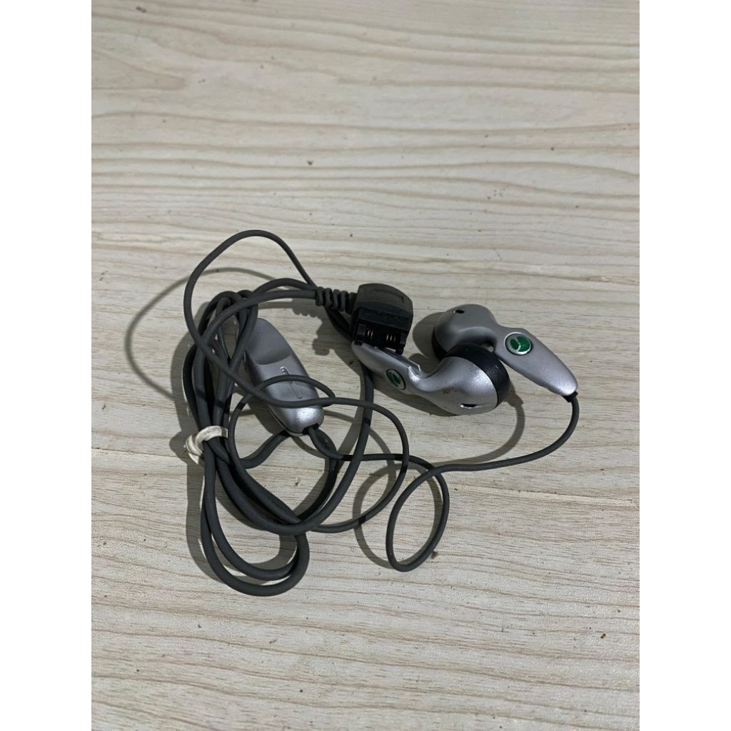 Sony ericsson Headset earphone Sony colokan kecil lama k700 dsb