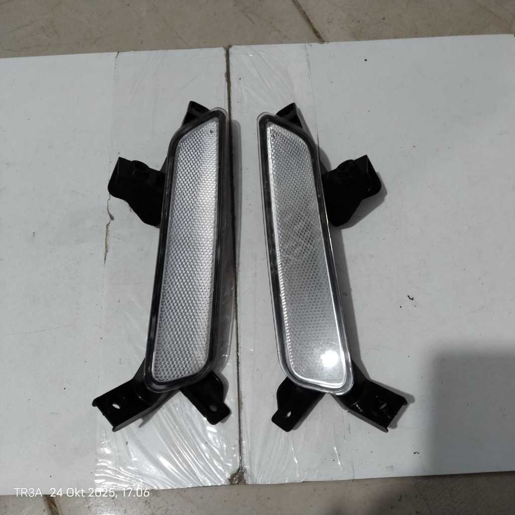 REFLEKTOR BUMPER DEPAN WULING CORTEZ - KANAN RH ORIGINAL .