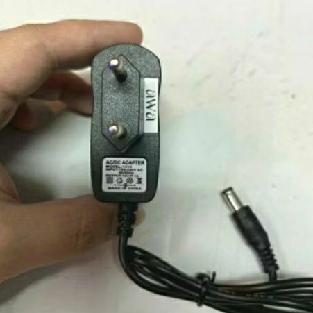 Adaptor Ac to dc 12 V 1 Ampere