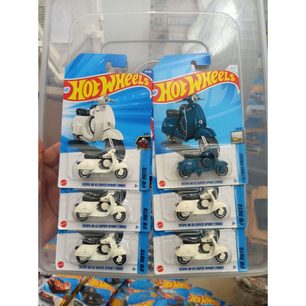 Diecast Hot Wheels Vespa 90 SS Super Sprint putih dan biru
