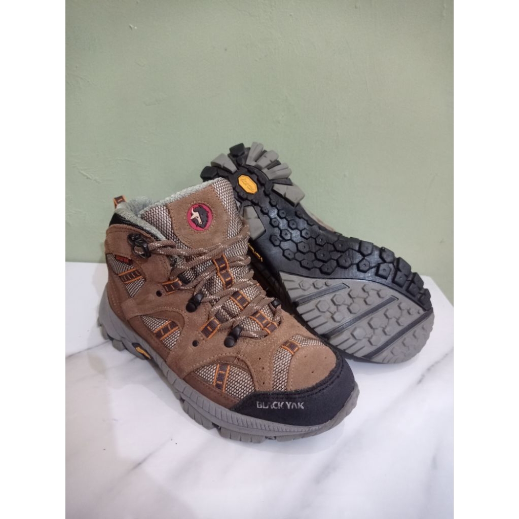 Sepatu Outdoor / hiking Black Yak size 37,5