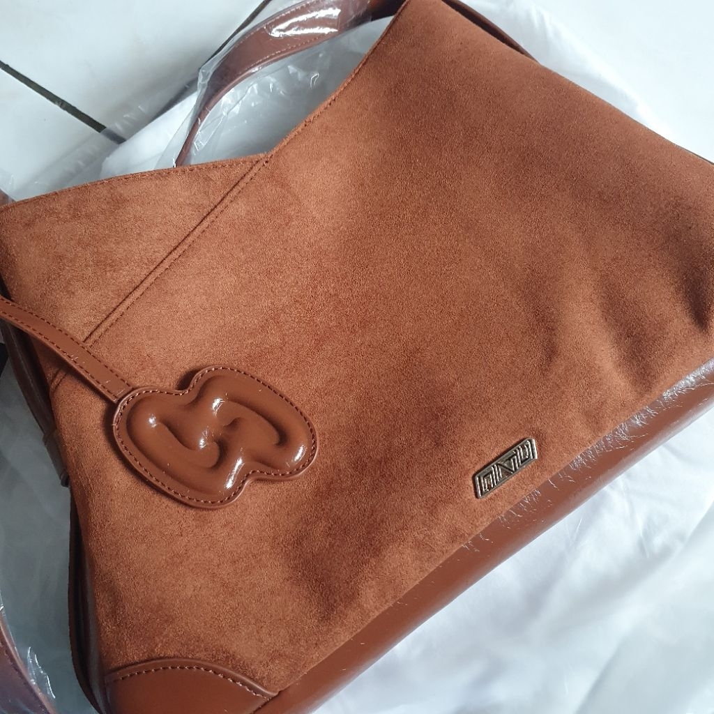 OMTO CROISSANT SHOULDER BAG