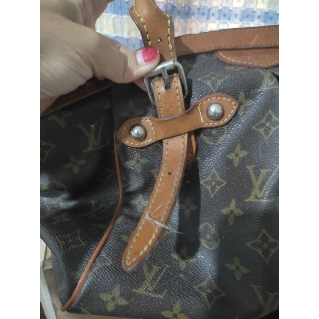 lv Tivoli monogram noser