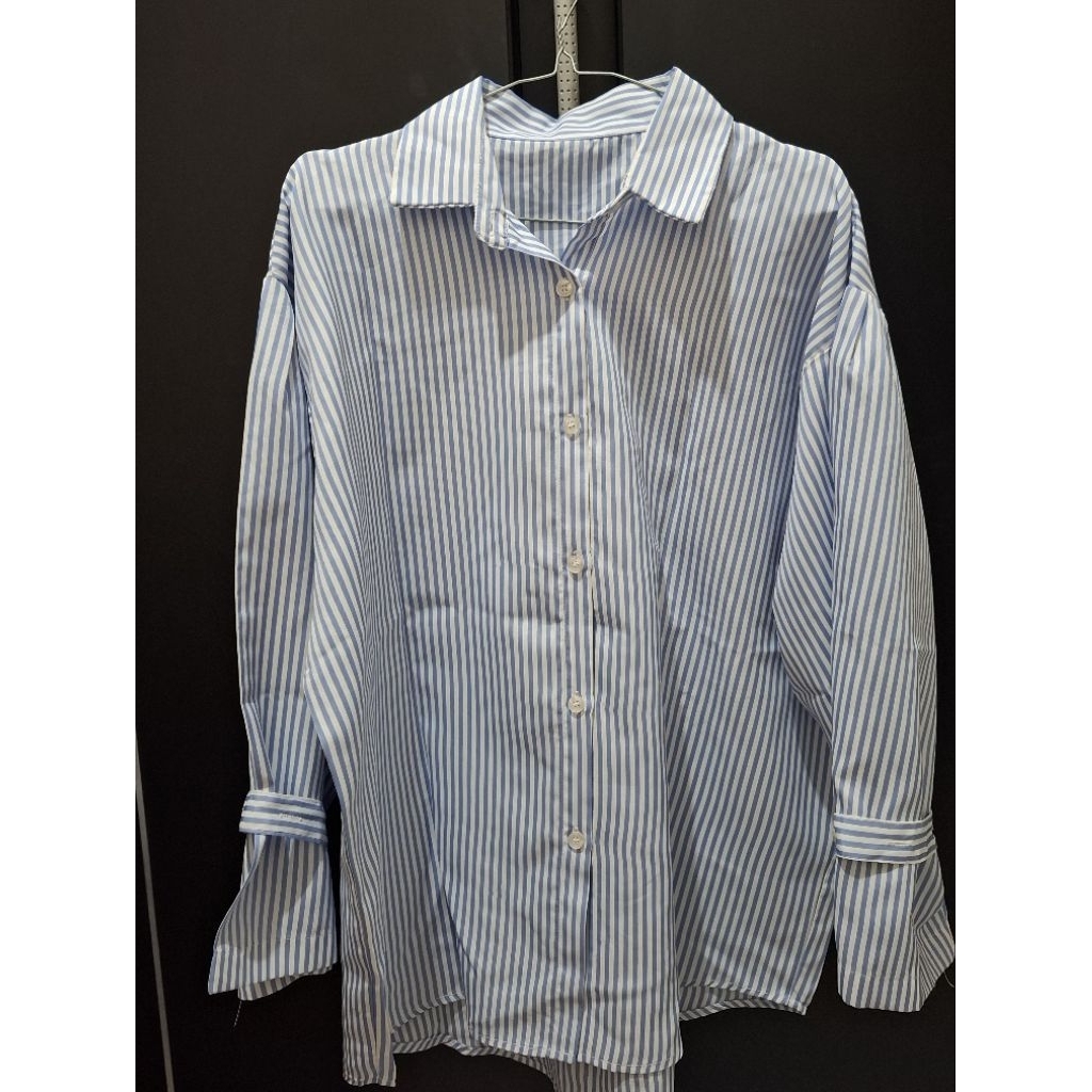 Kemeja stripe garis biru tua putih dengan lengan tali dan kancing adjustable