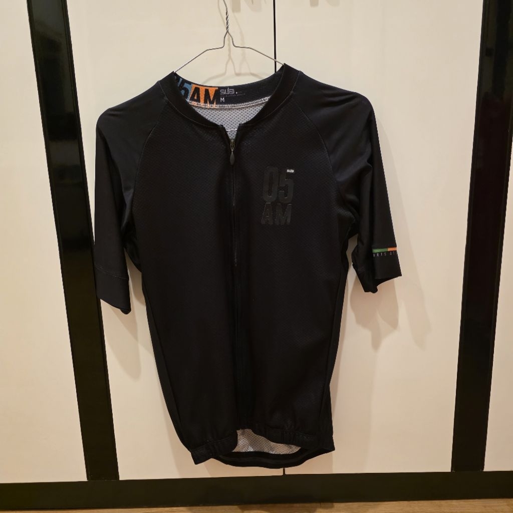 [1PC] JERSEY SEPEDA SUB JERSEY 05AM WARNA HITAM ORIGINAL SIZE M - KONDISI BEKAS