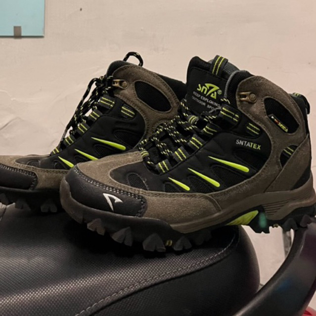 Sepatu Gunung Wanita SNTA