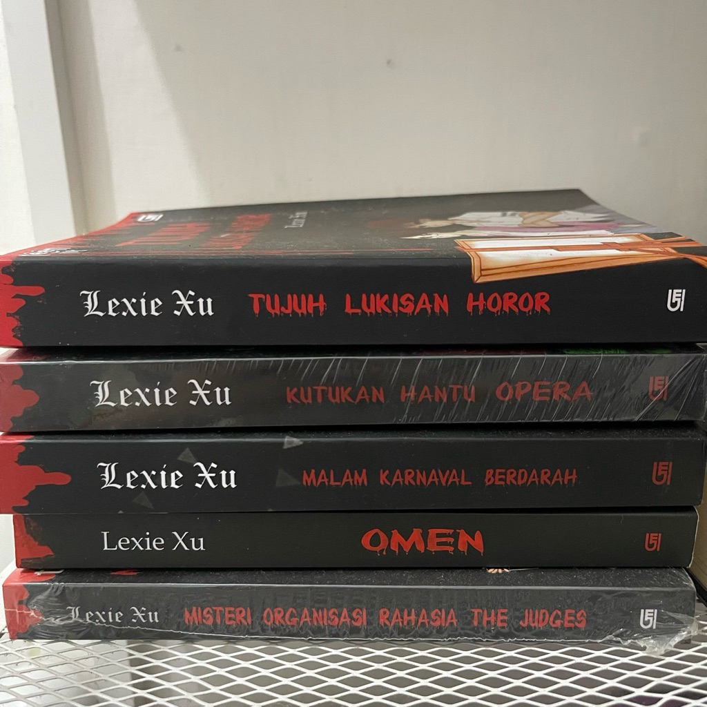 novel preloved lexie xu omen series