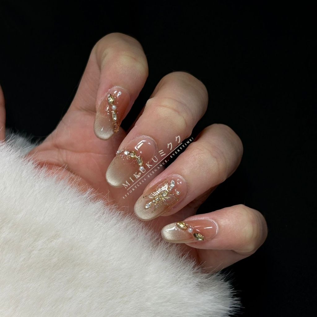 MKK1527 - Kuku Palsu Nude Gold Butterfly Pearl Accent Elegan Oval Panjang | Kuku Palsu Glamor Premiu