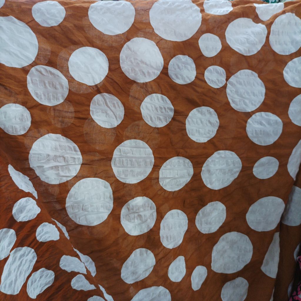 Kain Crinkle Look Motif Polkadot Jumbo Warna Coklat Putih Terbaru Bahan Tunik Rok (Harga Kain Per½ M