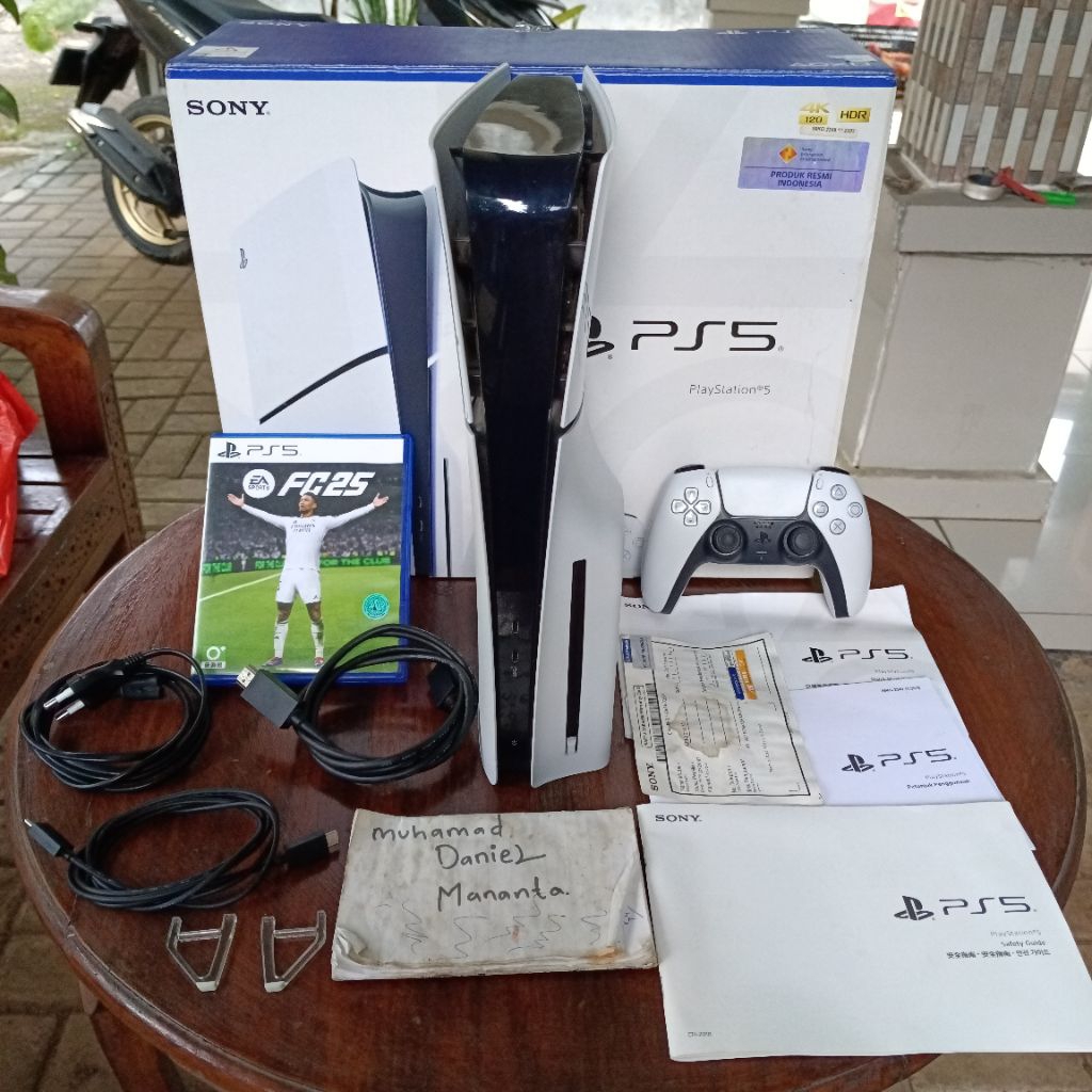 Ps5 slim disc 1TB cfi-2018A resmi indo, garansi sampai 15-03-2026 game astro playroom dan free to pl