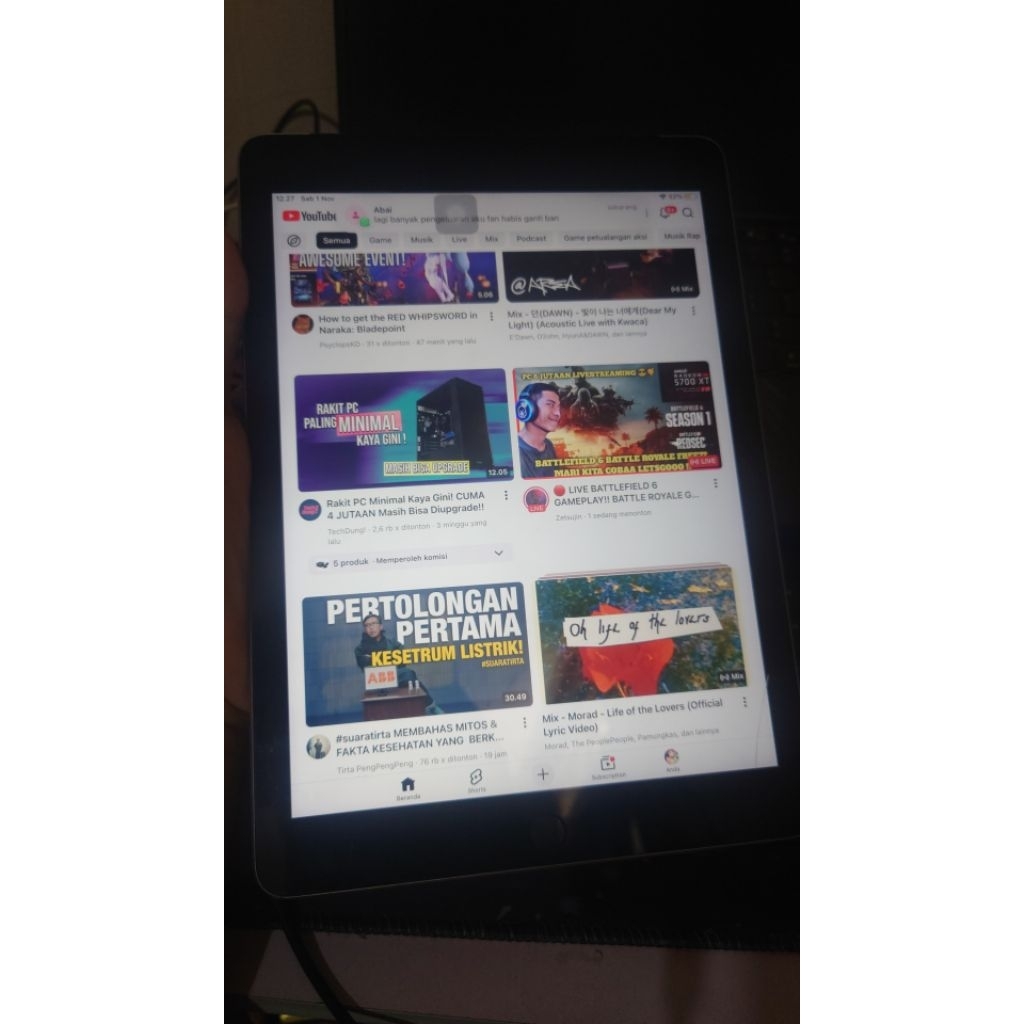 ipad 5 32 gb pecah dikit bagian bawah kanan