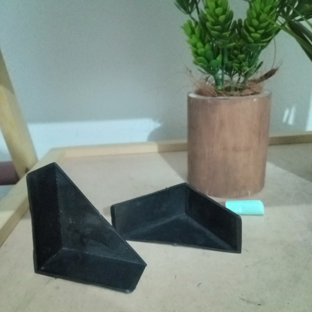 Alas Siku plastik packing / pelindung sudut warna hitam