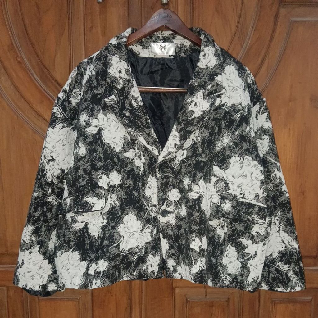 PRELOVED FACE FASHION Blazer Crop Pria Motif Bunga Hitam Putih Bigsize LD 126