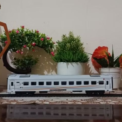 miniatur kereta api indonesia kereta eksekutif k1 dipo medan skala 76