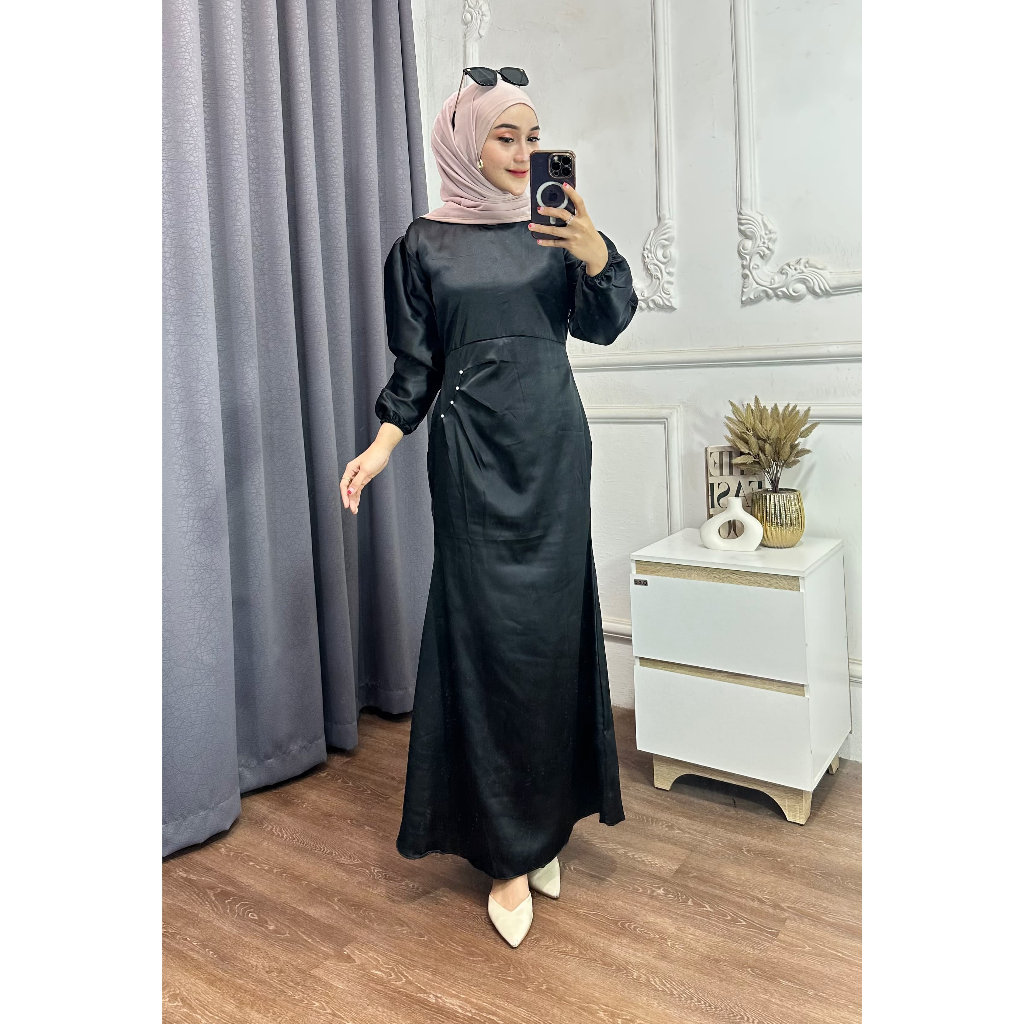 Gamis Elora Satin Hitam Elegan – Dress Muslim Modern Lengan Puff