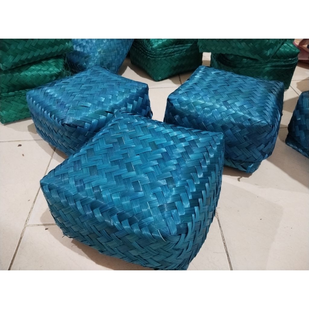 besek bambu warna biru uk 18x18 / sepasang