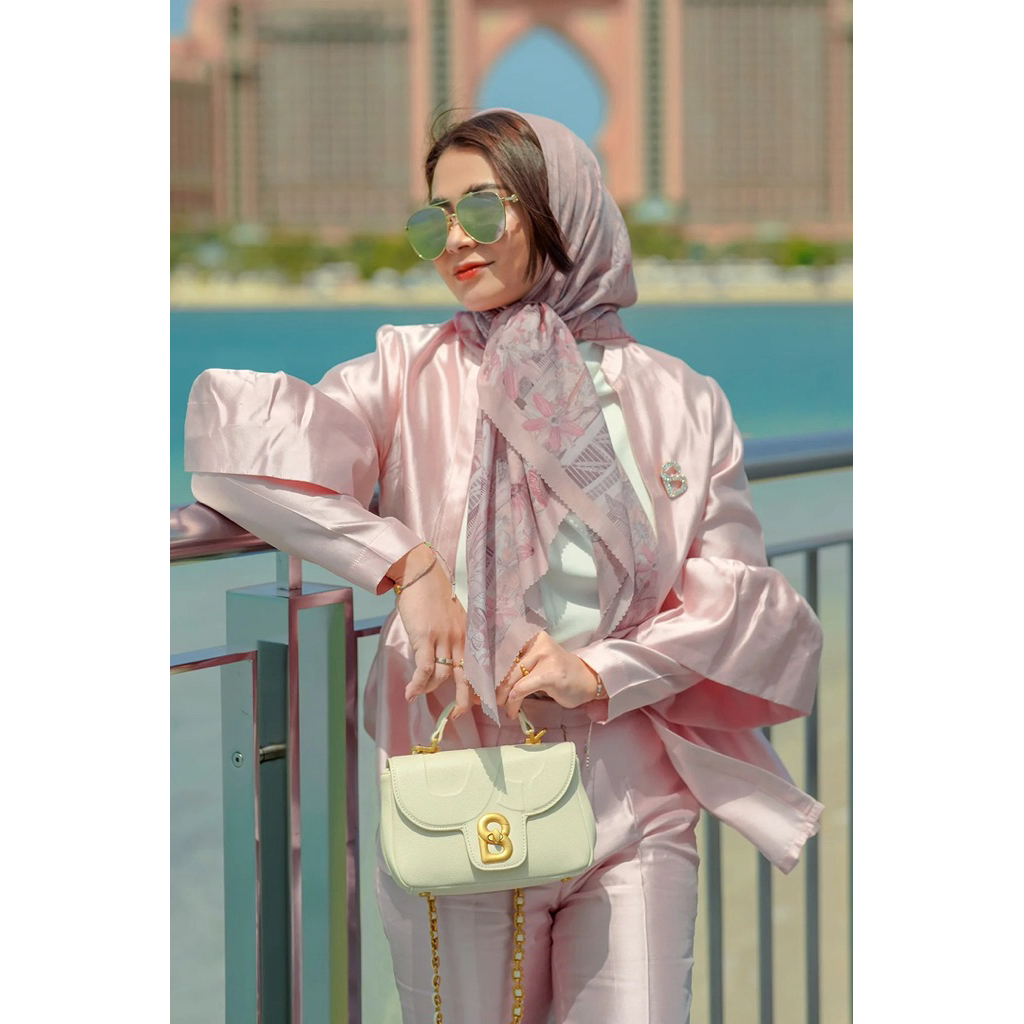 Preloved Buttonscarves - Dubai Square - Milkshake