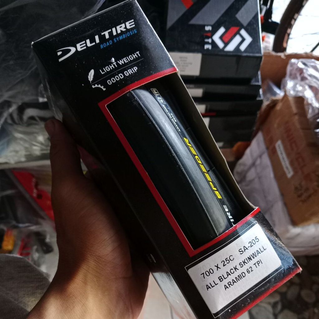 Ban luar delitire 700x25c kevlar all black skinwall