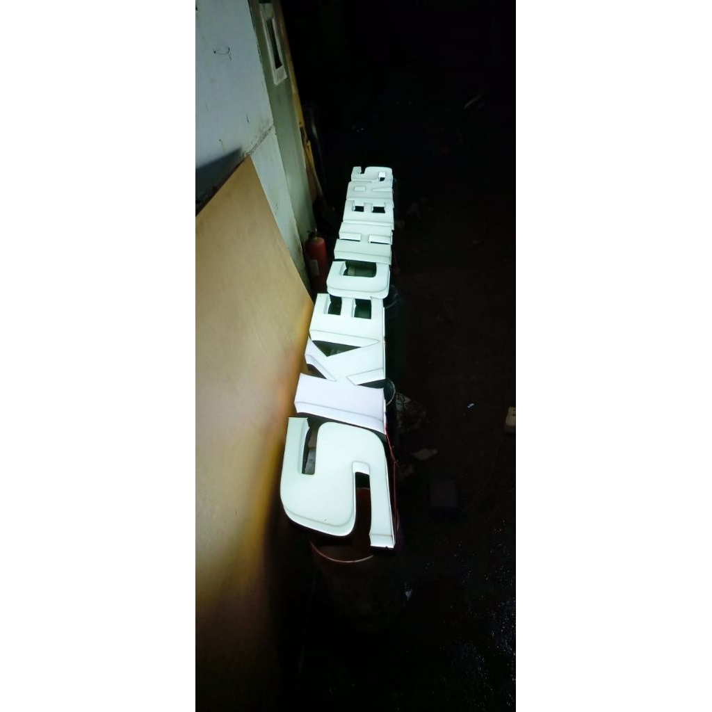 huruf timbul akrilik 3d menyala branding papan nama toko