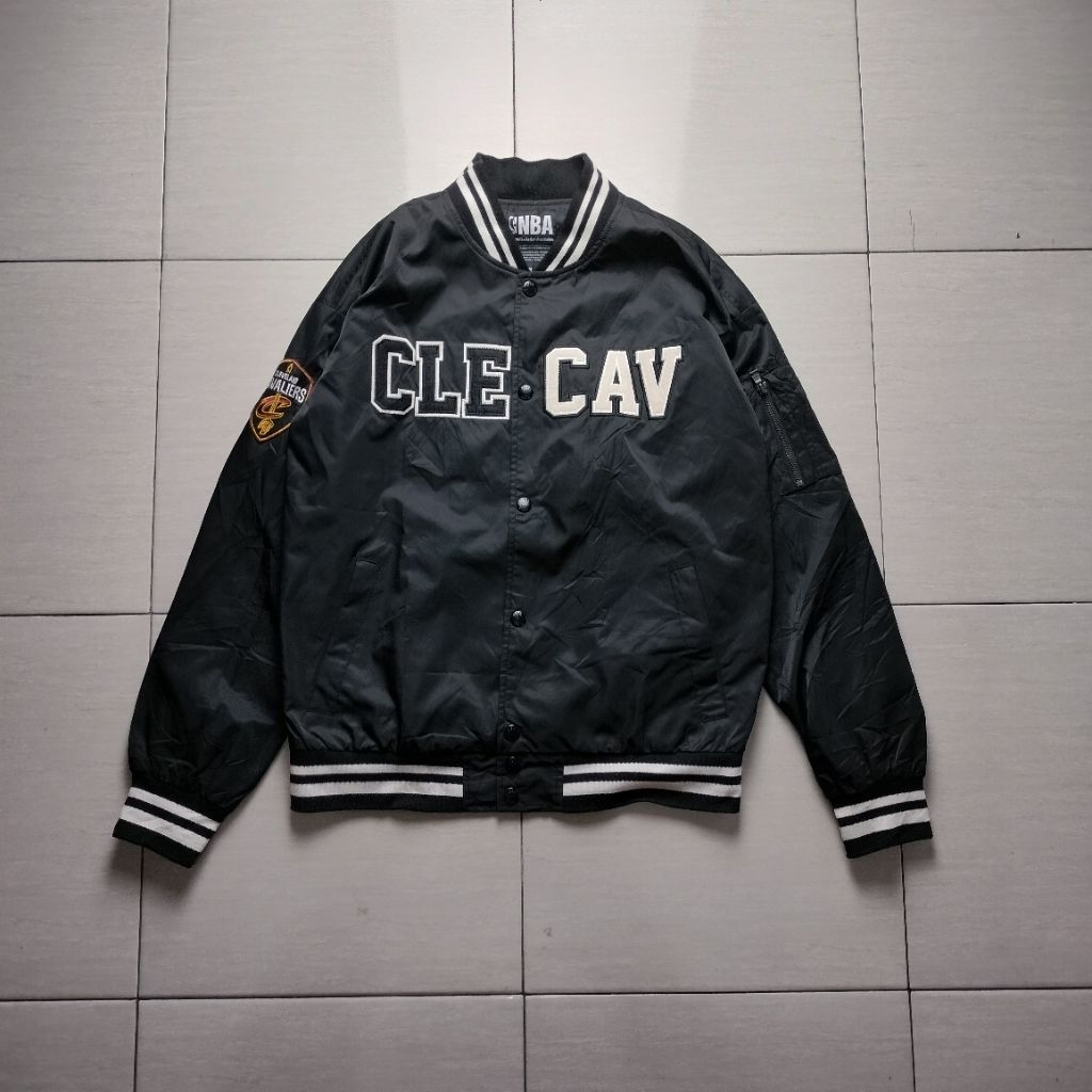 NBA Cavaliers Varsity Bomber Jacket Hitam