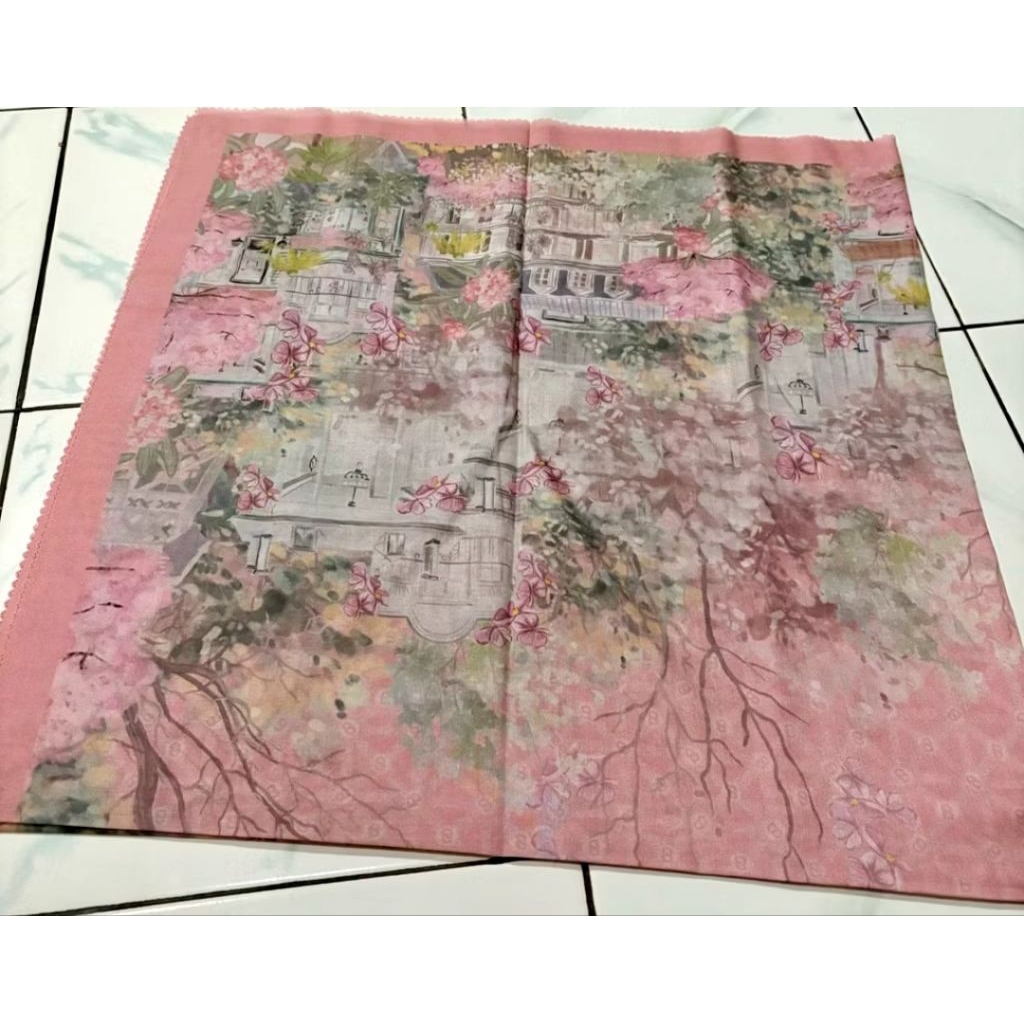 Buttonscarves - The Parisian Aimer