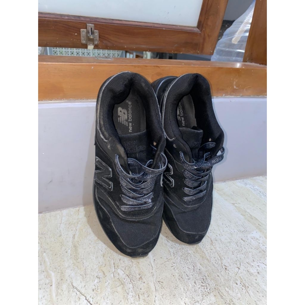 Sepatu New Balance Hitam Ukuran 42 Mirror