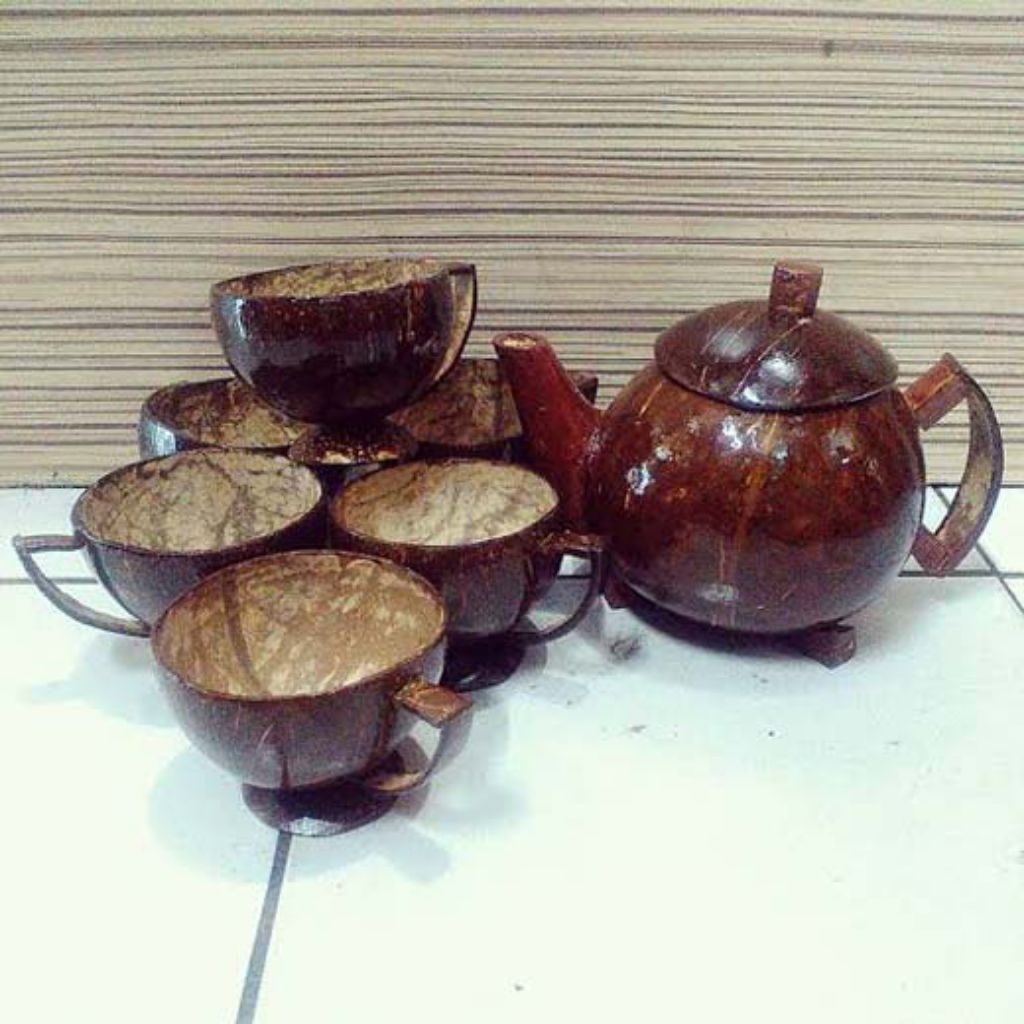 1 set teko dan cangkir dari batok kelapa