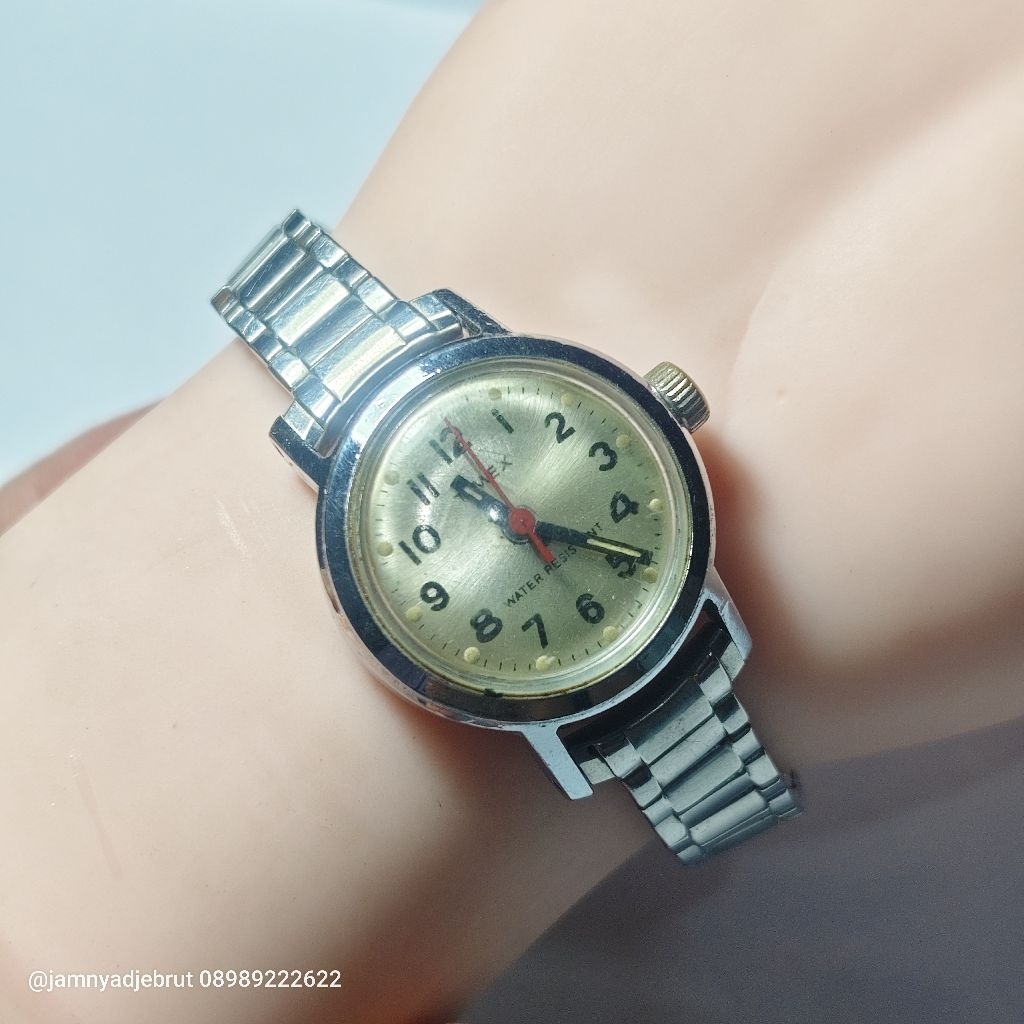 Jam Timex Manual Hand Winding Dome Shaped Vintage Ladies Bekas