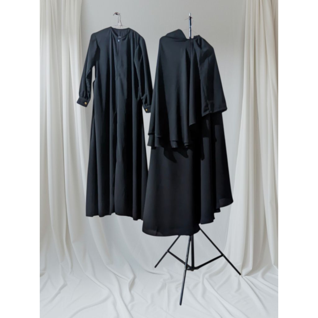 Set Gamis dan jilbab safar.