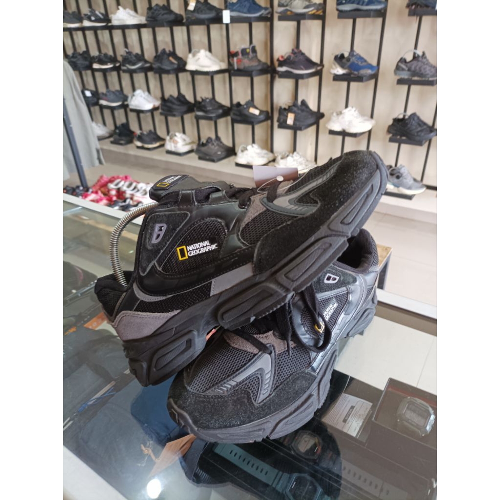 sepatu natgeo hitam