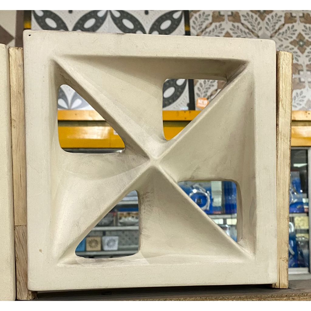 ROSTER / LUBANG ANGIN KERAMIK 20X20 146BA