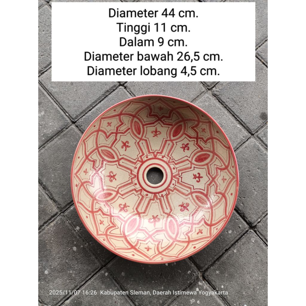 wastafel keramik lukis merah