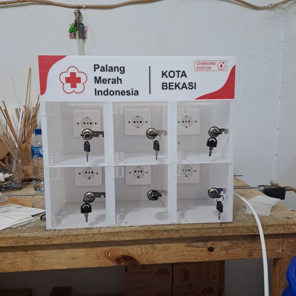 Tempat Box Charger Akrilik 6 Pintu