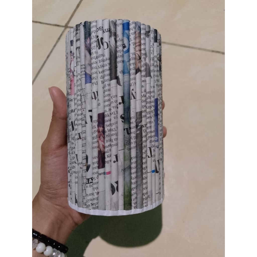kerajinan tangan tempat pensil dari koran, prakarya anak sekolah mudah dan murah