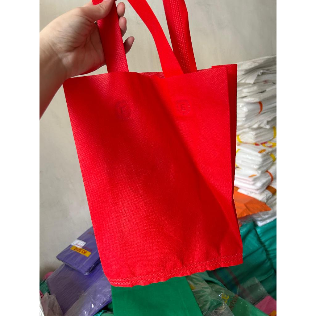 GOODIE BAG/ HANDLE LIPAT SAMPING/ TAS SPUNBOND / TOTEBAG 25x35x8(HLS)