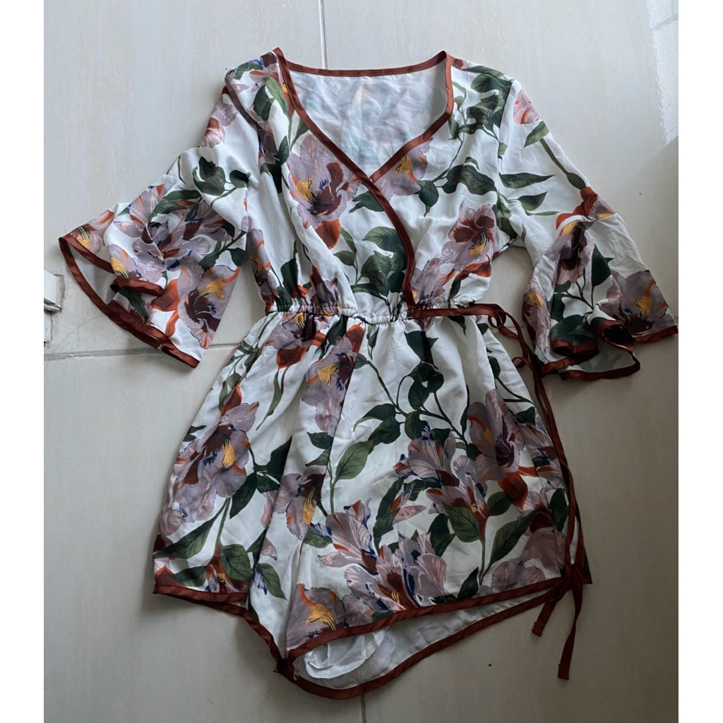 Preloved Jumpsuit Wanita Putih bunga bunga like new dress pantai