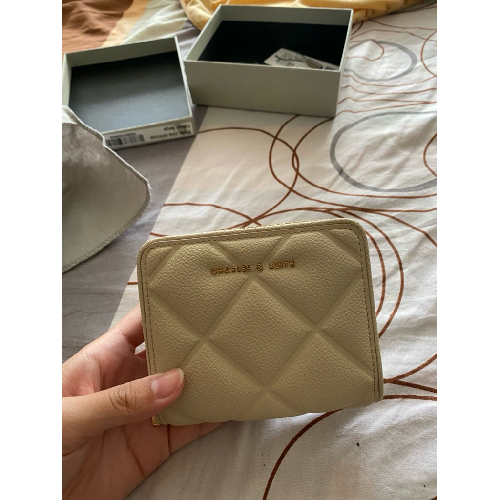 Preloved Dompet Charles and Keith Cream