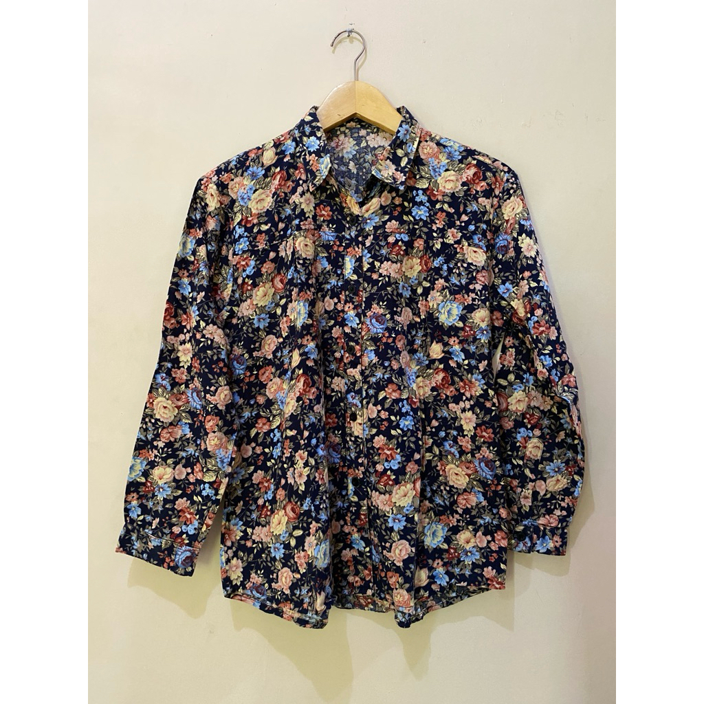 kemeja motif bunga bunga wanita
