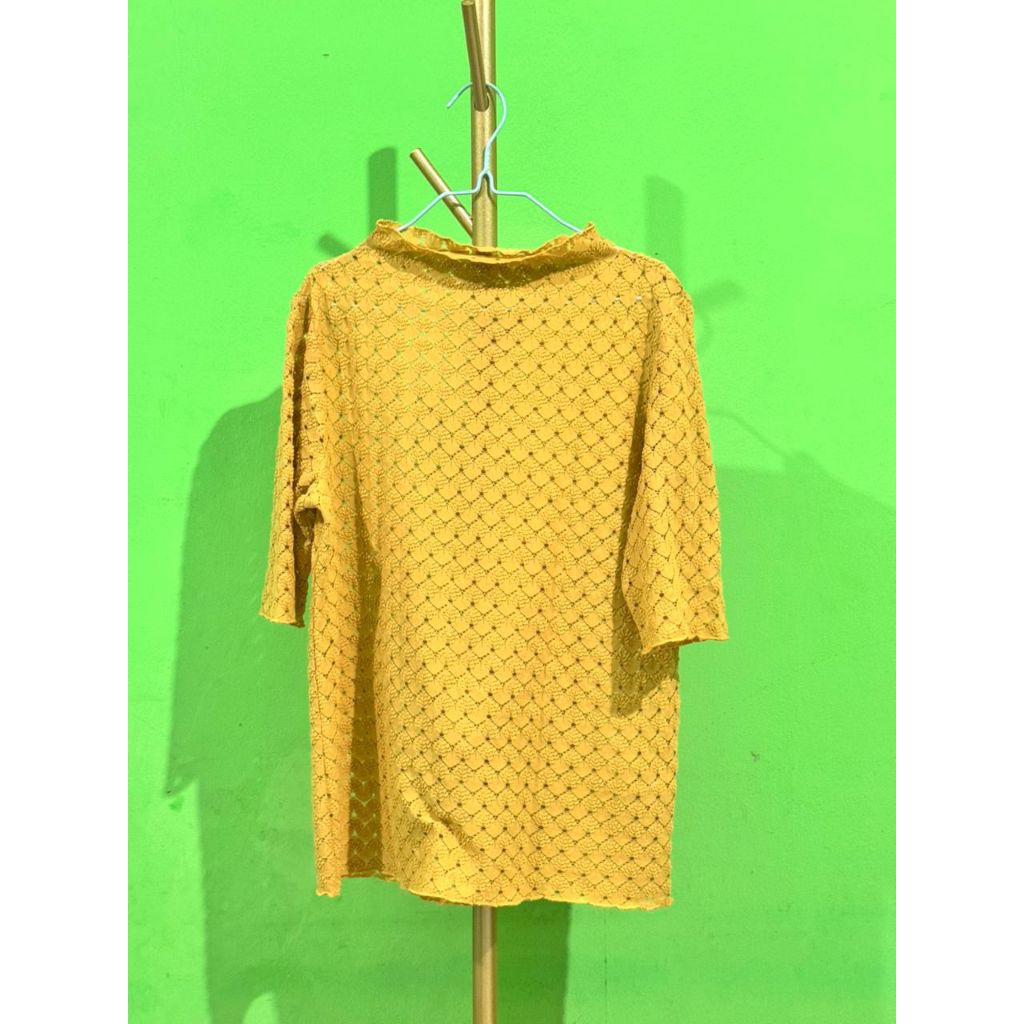 preloved blouse brukat kuning GU by uniqlo