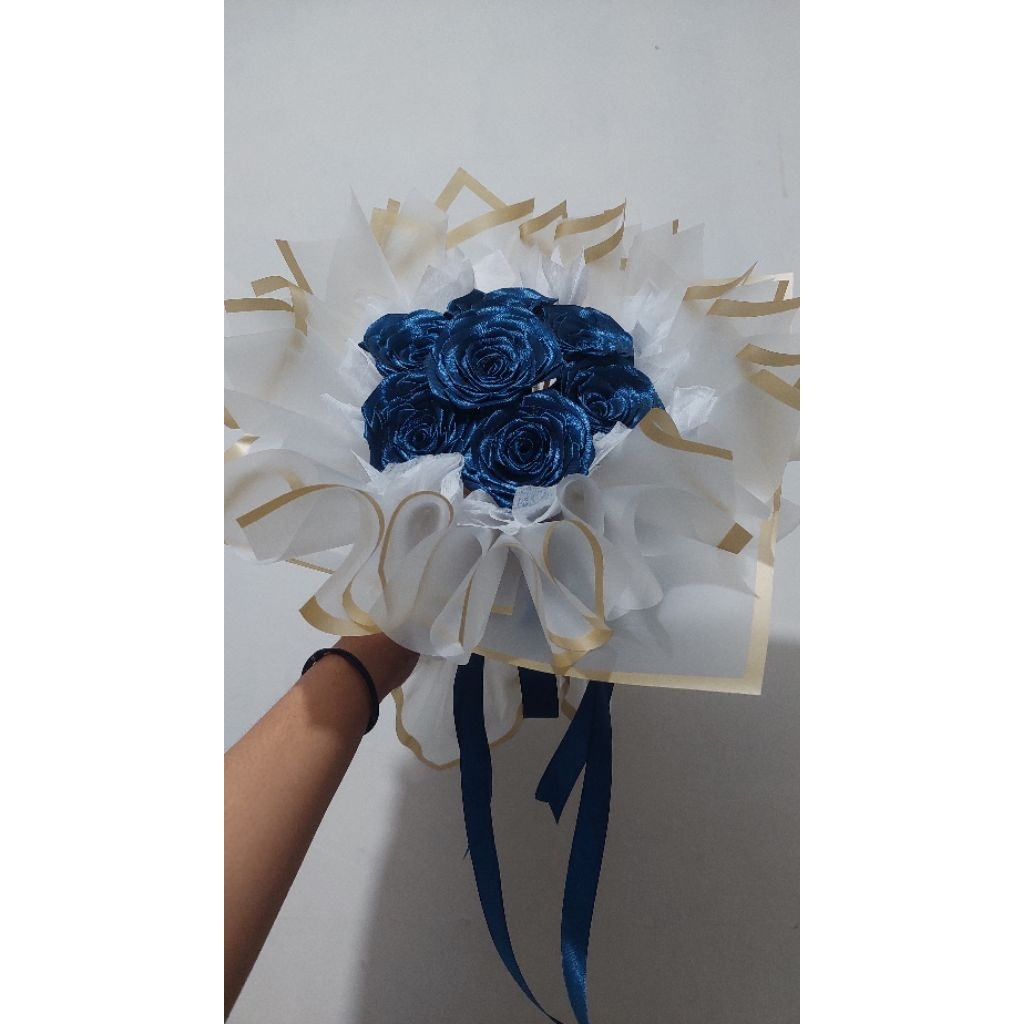 round buket bunga pita satin navy white, pita satin rose