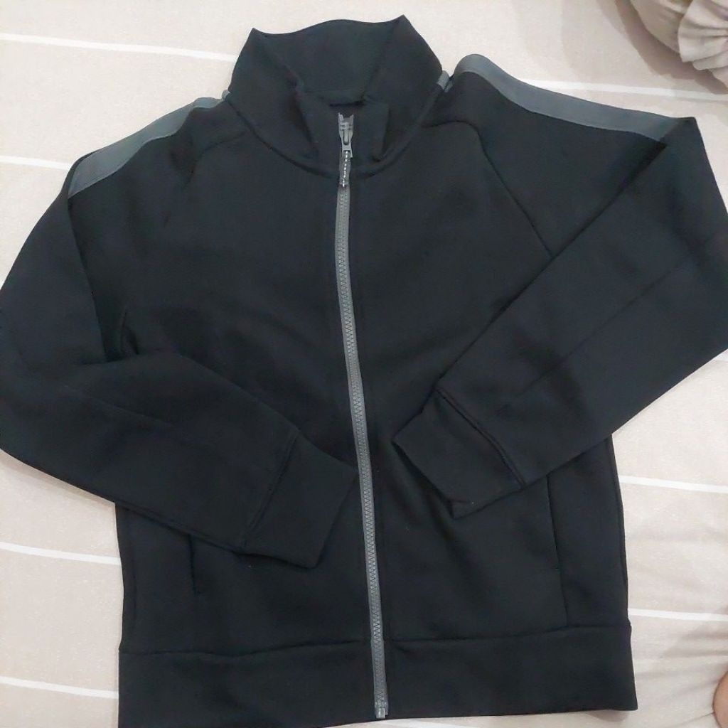 UNIQLO JAKET ANAK SWEATER TRACTOP PL LIKE NEW