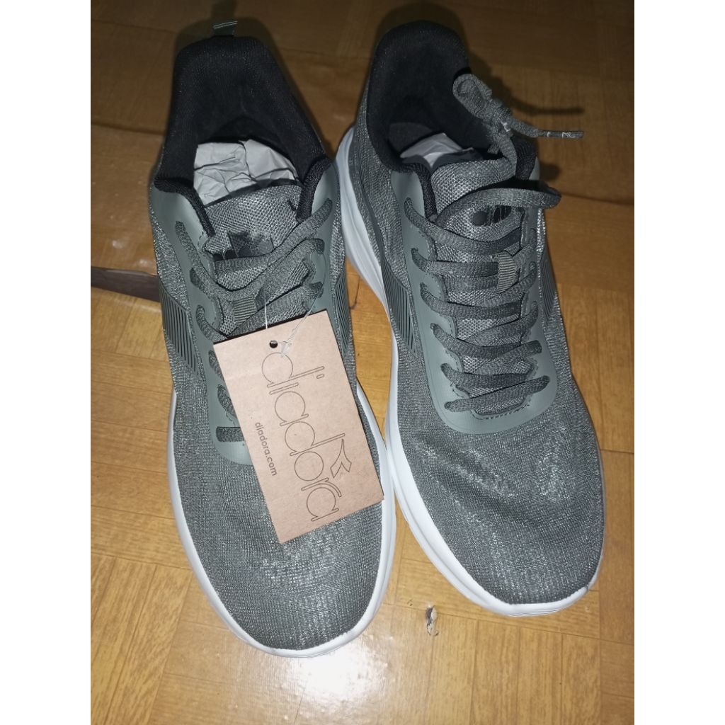 Sepatu olahraga pria merk diadora