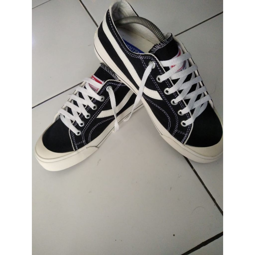 Ventela sepatu sneaker pria ukuran 38