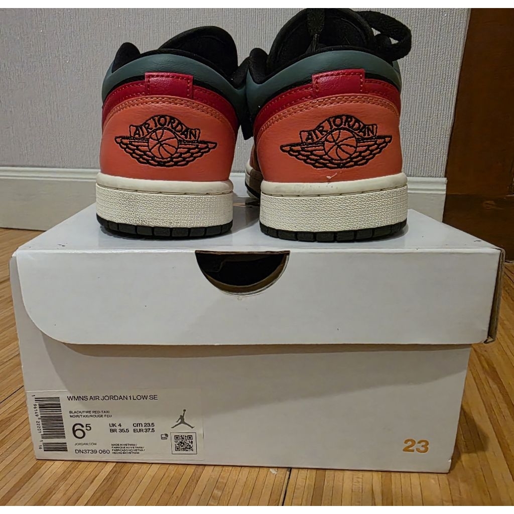 NIKE WMNS AIR JORDAN 1 LOW SE (PRE LOVED)