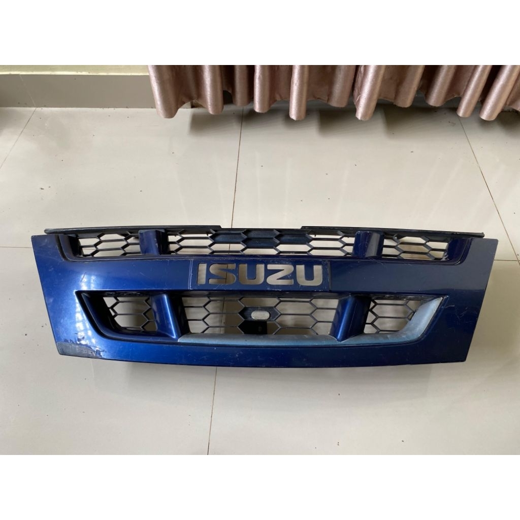 Grill gril lambang depan Isuzu panther original