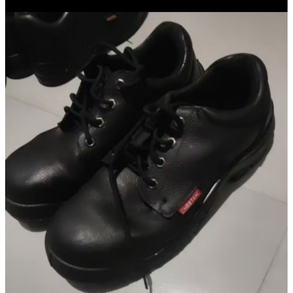 sepatu cheetah bekas pakai zise 43